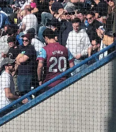 Tifoso empolese che indossava la maglia di Bowen del West Ham al Castellani